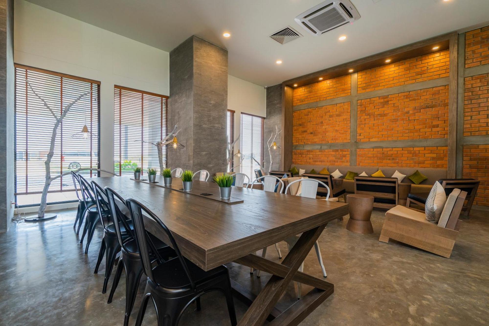 Super Thilawa Hotel